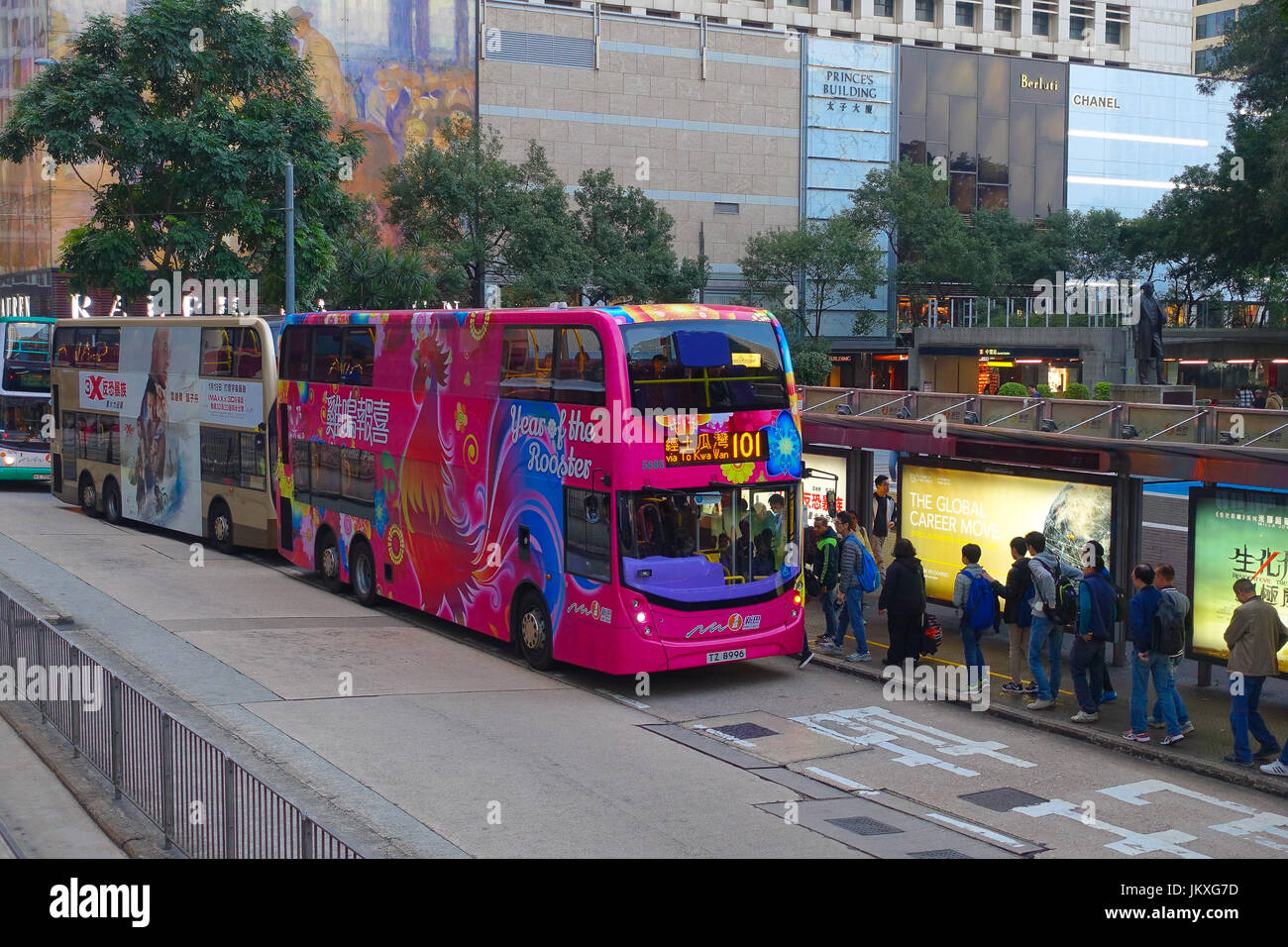 HONG KONG, CHINA - 26. Januar 2017: Doppeldecker-Bus in Hong Kong, China. Das Doppeldecker-Straßenbahnen System in Hongkong ist einer der drei und der berühmtesten in der Welt Stockfoto