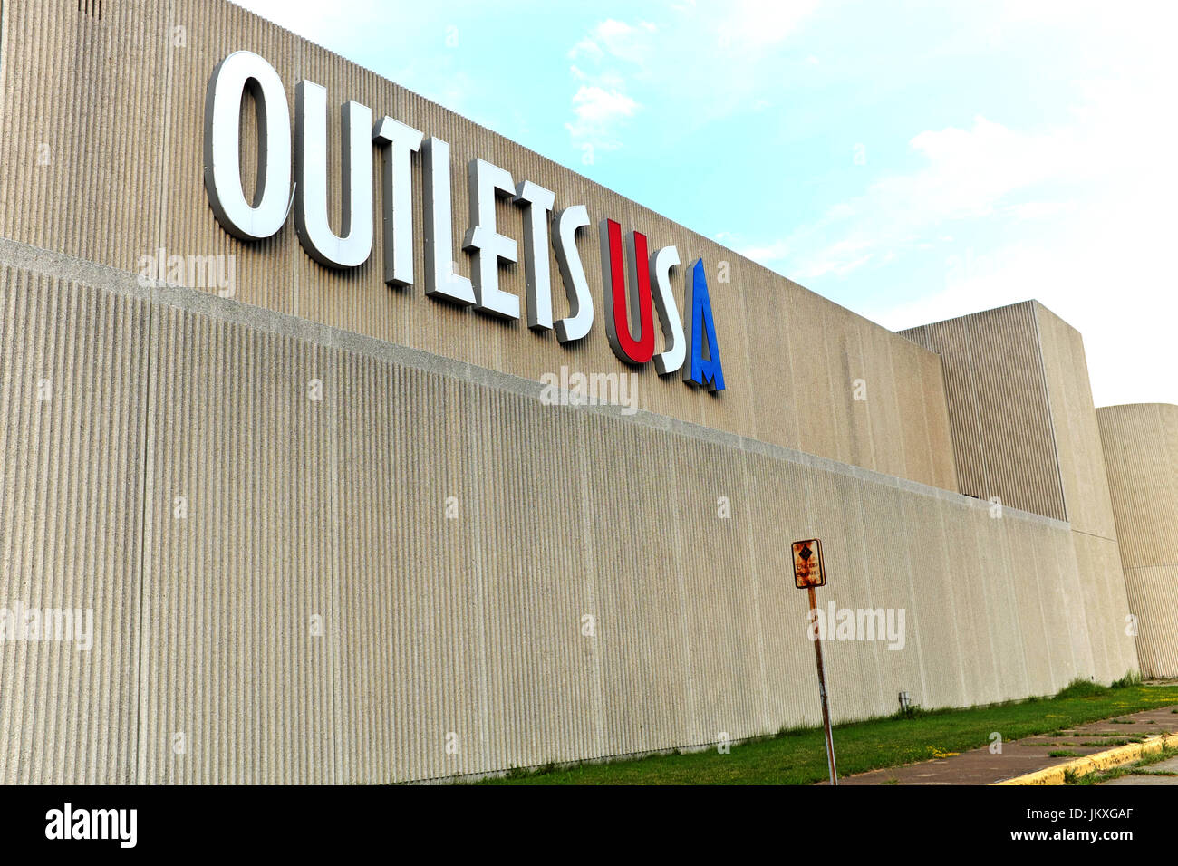 Outlets USA in Euclid, Ohio, ist das einzige kommerzielle Outlet in der Euclid Square Mall, das bald abgerissen wird, um Platz für ein Amazon-Vertriebszentrum zu schaffen. Stockfoto