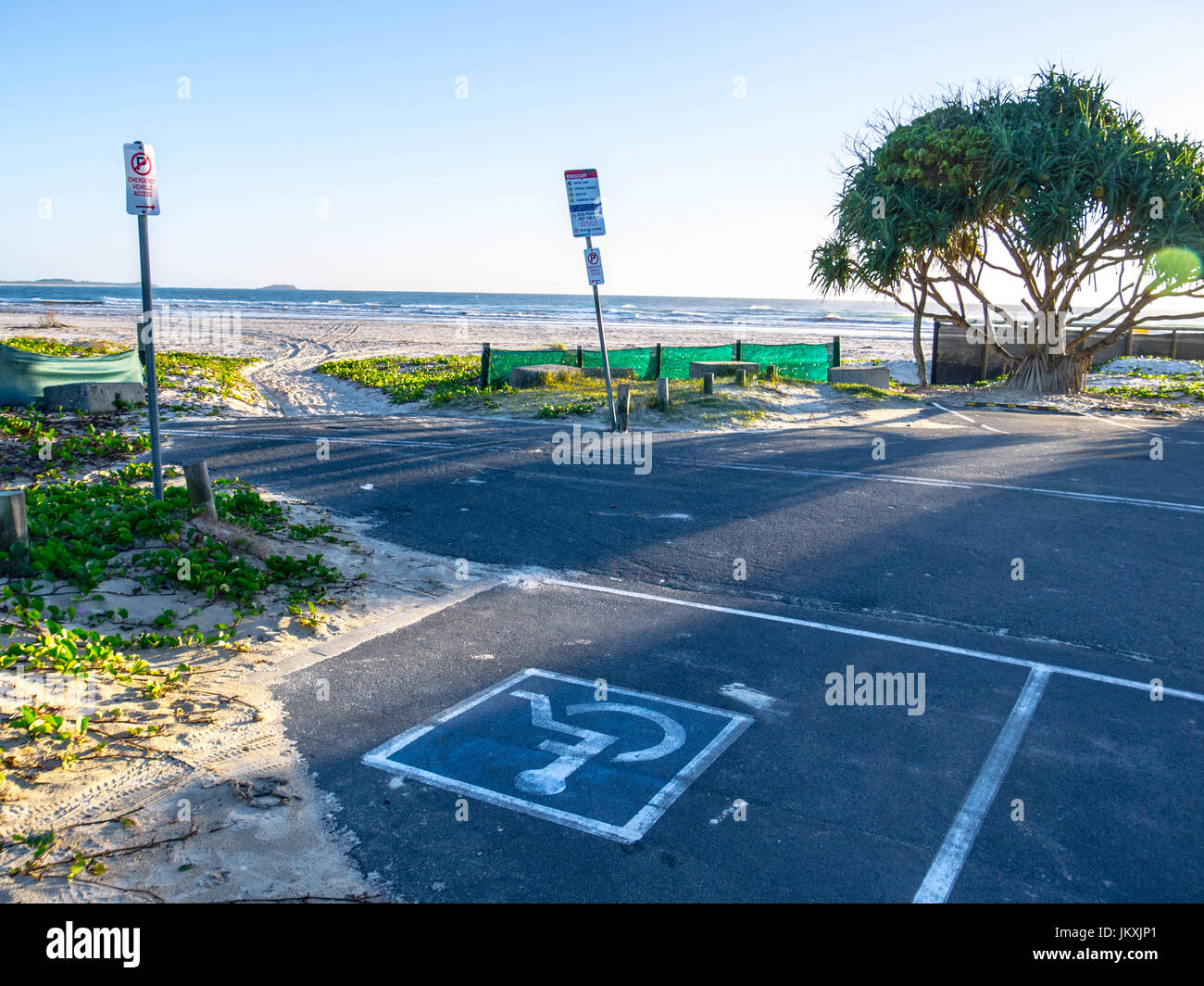 Behinderten Parkplatz neben Strand ermöglicht einfachen Zugang und Freiheit, Leben genießen Stockfoto
