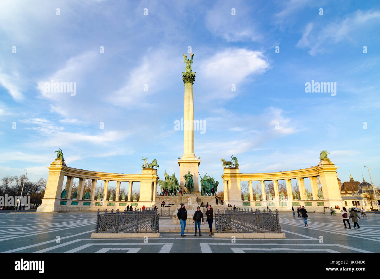 Budapest, Ungarn - 22. Februar 2016: Millennium Monument am Platz der Helden - hosok tere ist einer der wichtigsten Plätze in Budapest, Ungarn. Stockfoto