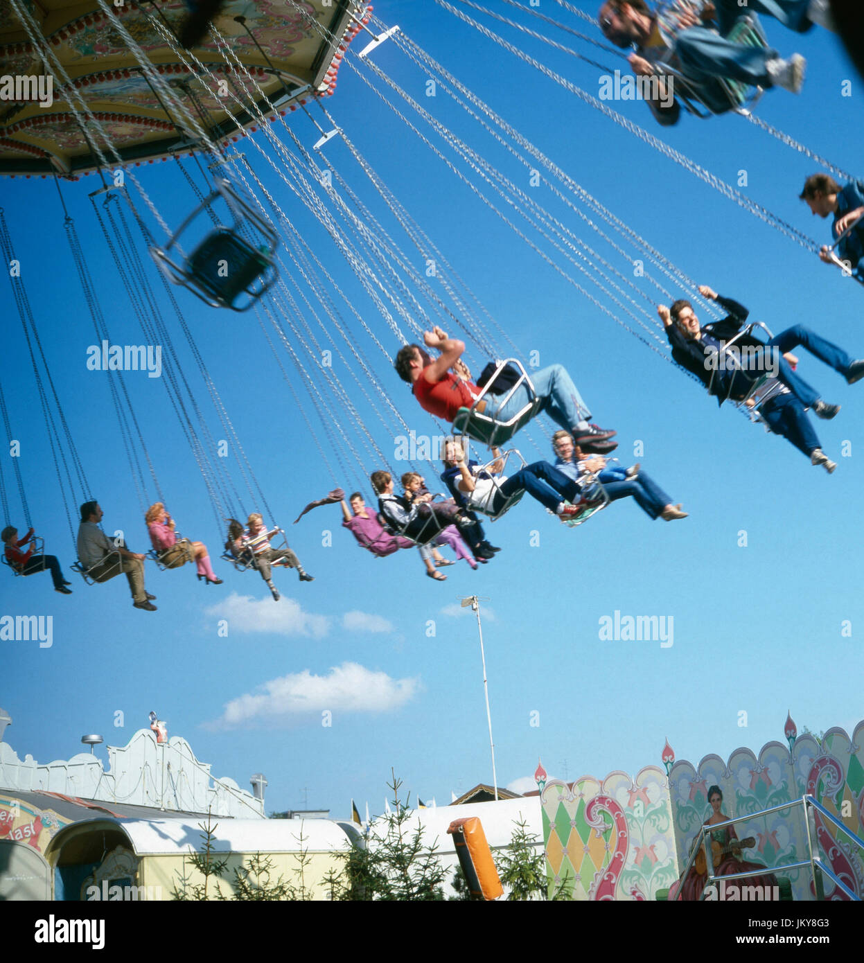 Traditionelles Kettenkarussell Auf Dem Oktoberfest in München, Deutschland 1980er Jahre. Traditionellen Kettenkarussell auf dem Münchner Oktoberfest, Deutschland der 1980er Jahre. Stockfoto