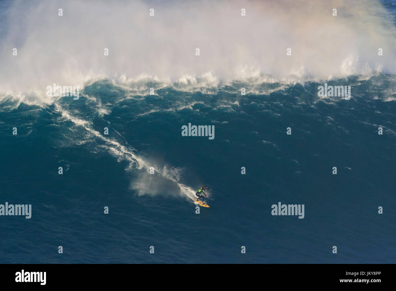 Big-Wave-Surfen-Ereignis. Die größten Surfwellen in der Welt, an der Praia Norte Strand, Nazare, Portugal, popularisiert durch Garrett MacNamara Stockfoto