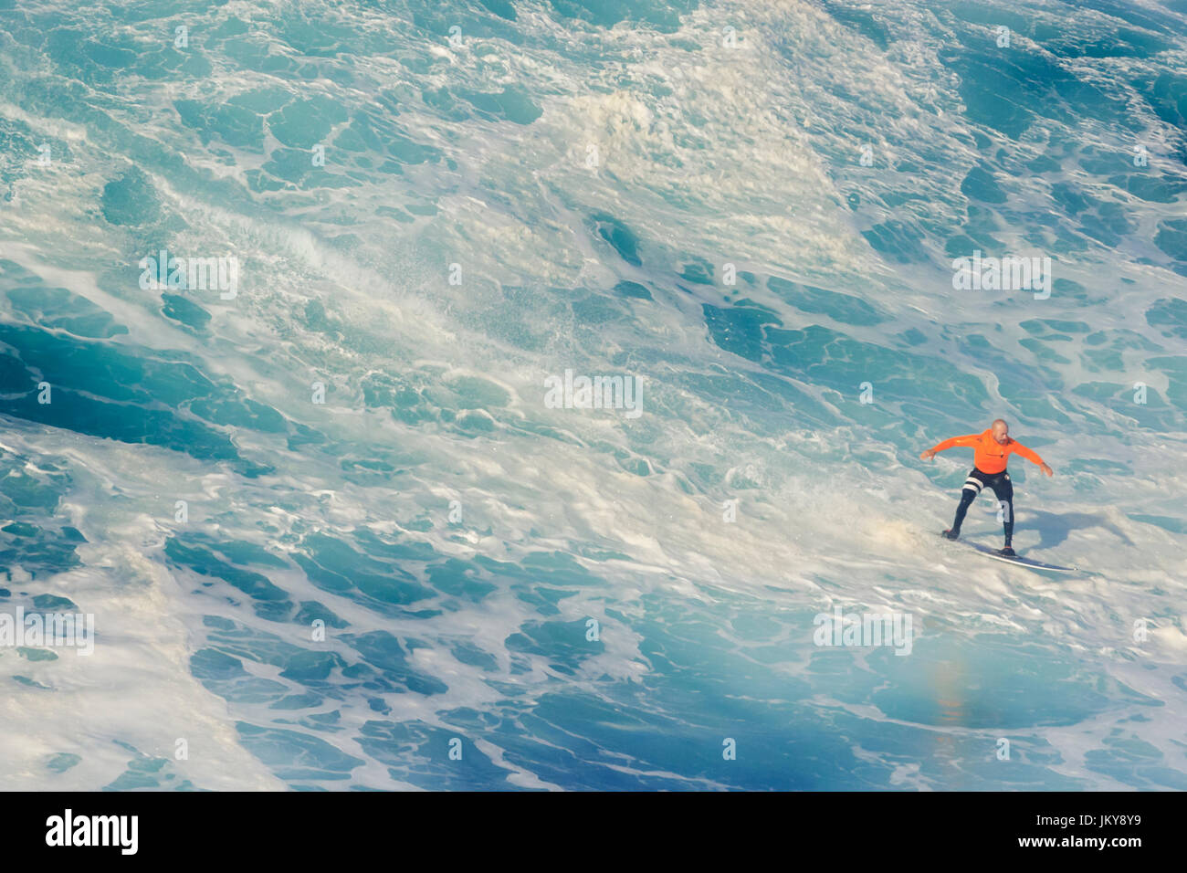 Big-Wave-Surfen-Ereignis. Die größten Surfwellen in der Welt, an der Praia Norte Strand, Nazare, Portugal, popularisiert durch Garrett MacNamara Stockfoto