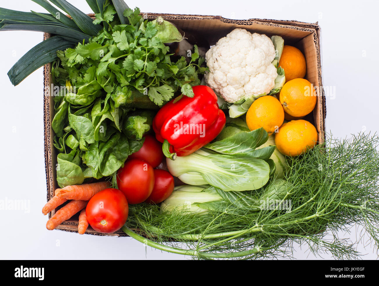 Ein Karton auf einem weißen Hintergrund gefüllt mit frischem Obst und Gemüse vom Wochenmarkt, USA erworben Stockfoto