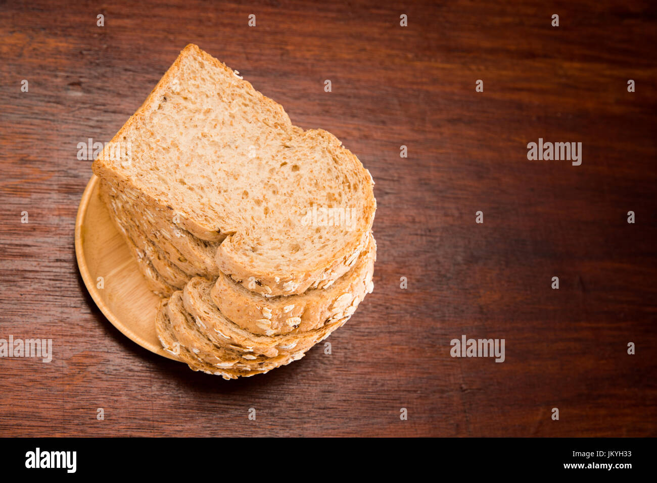 Vollkornbrot, Bio-Zutaten, sehr gesund auf Holztisch Stockfoto