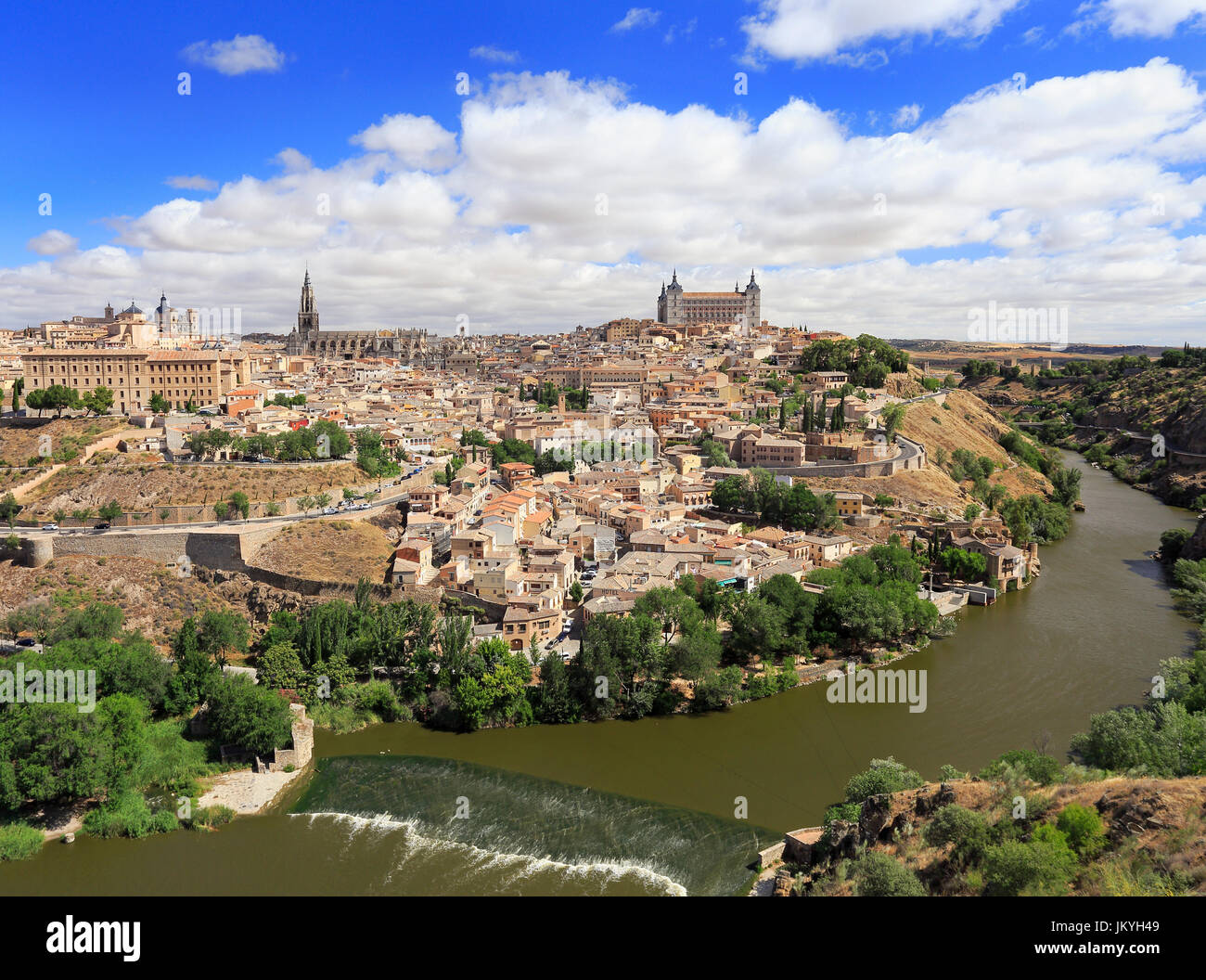 Toledo, Spanien alt Stadt Skyline der Stadt und Fluss Tagus Stockfoto