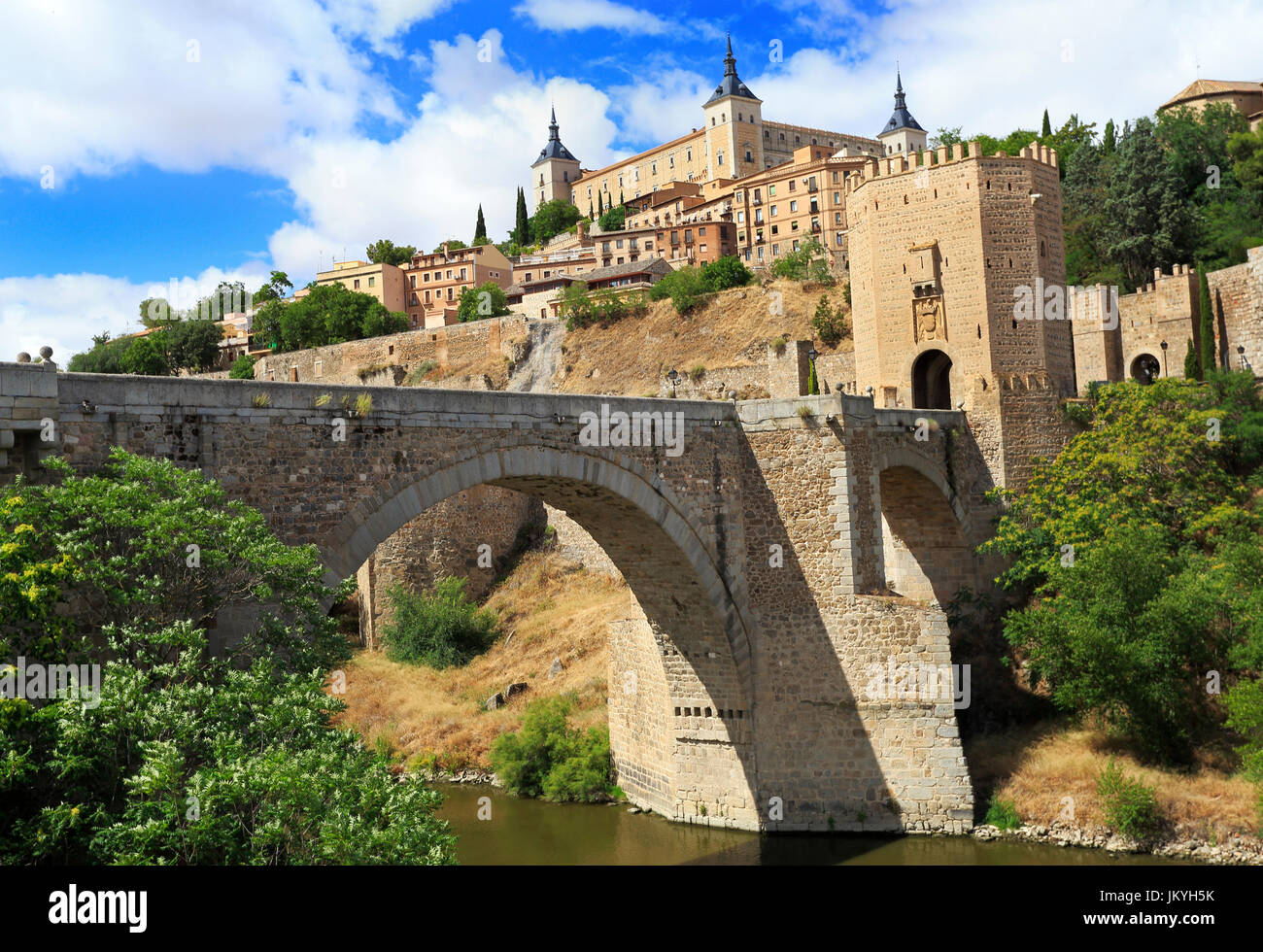 Toledo, Spanien alt Stadt Skyline der Stadt und Fluss Tagus Stockfoto