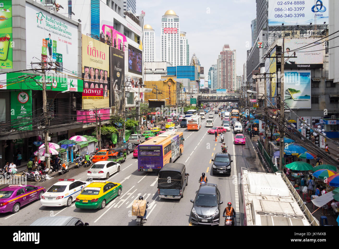 Verkehr in Phetchaburi Road, Bangkok, Thailand Stockfoto