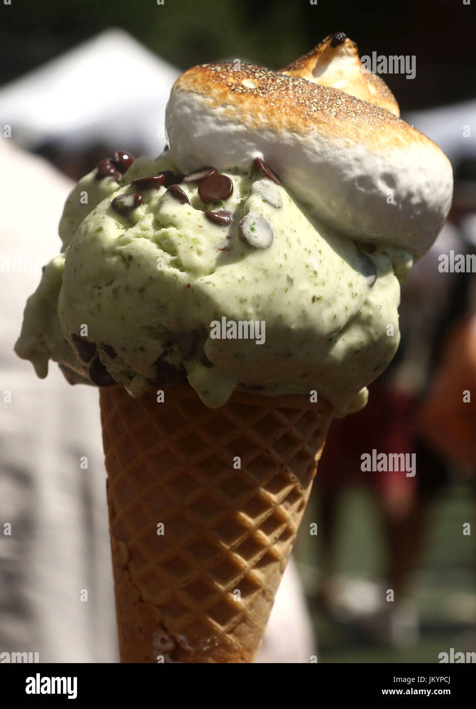 Mint chocolate Chip Eiswaffel mit karamellisierten geschlagene Sahne-topping Stockfoto