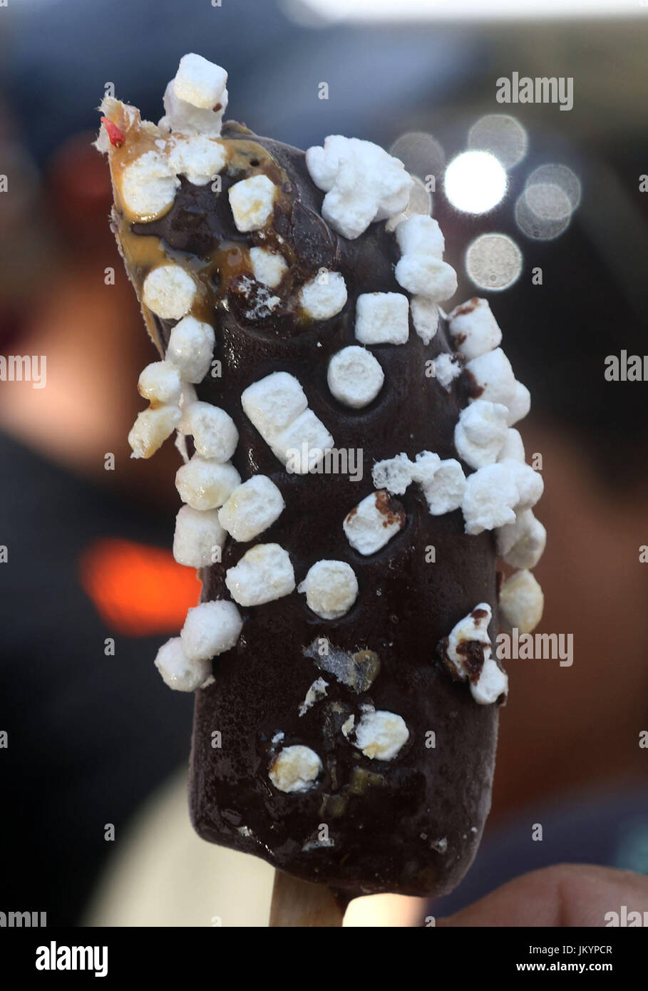 Gefrorene Schokolade getauchte Banane Pop mit Mini Marshmallows abgedeckt Stockfoto