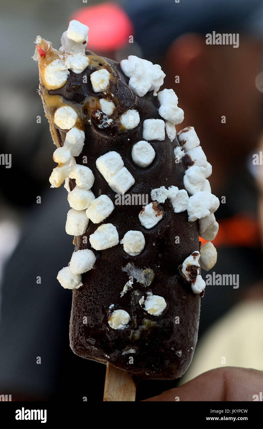 Gefrorene Schokolade getauchte Banane Pop mit Mini Marshmallows abgedeckt Stockfoto