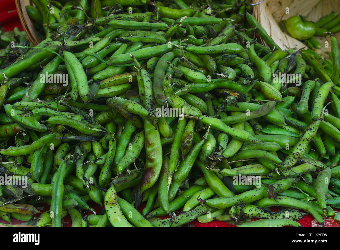 Grüne Erbsen in Hülsen Stockfoto
