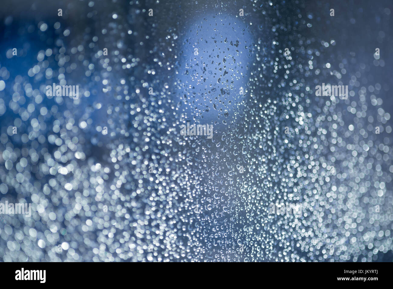 Regentropfen auf Fensterfokus Glas seletive Stockfoto