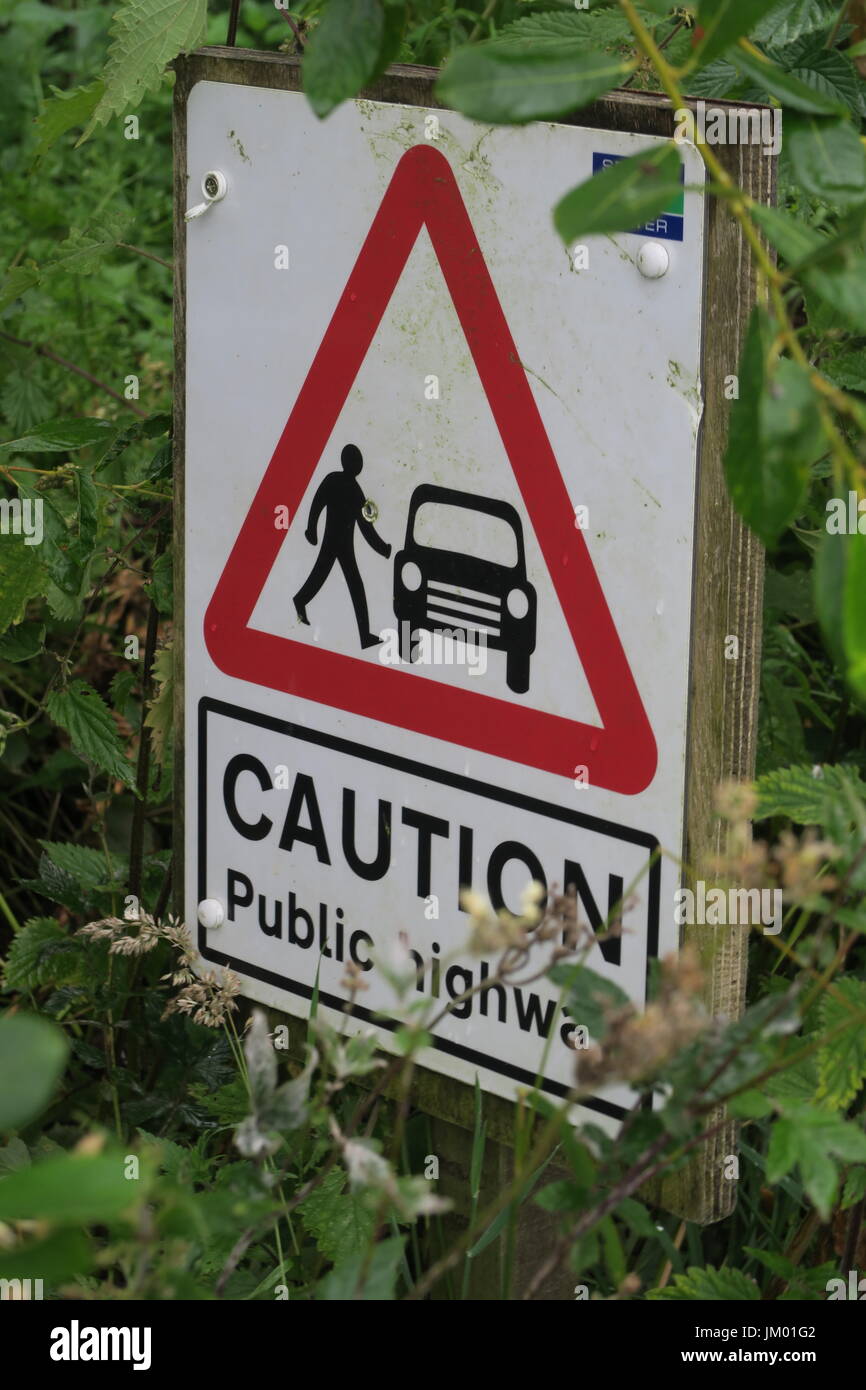 Vorsicht öffentlichen Straßen Warnschild UK Stockfoto