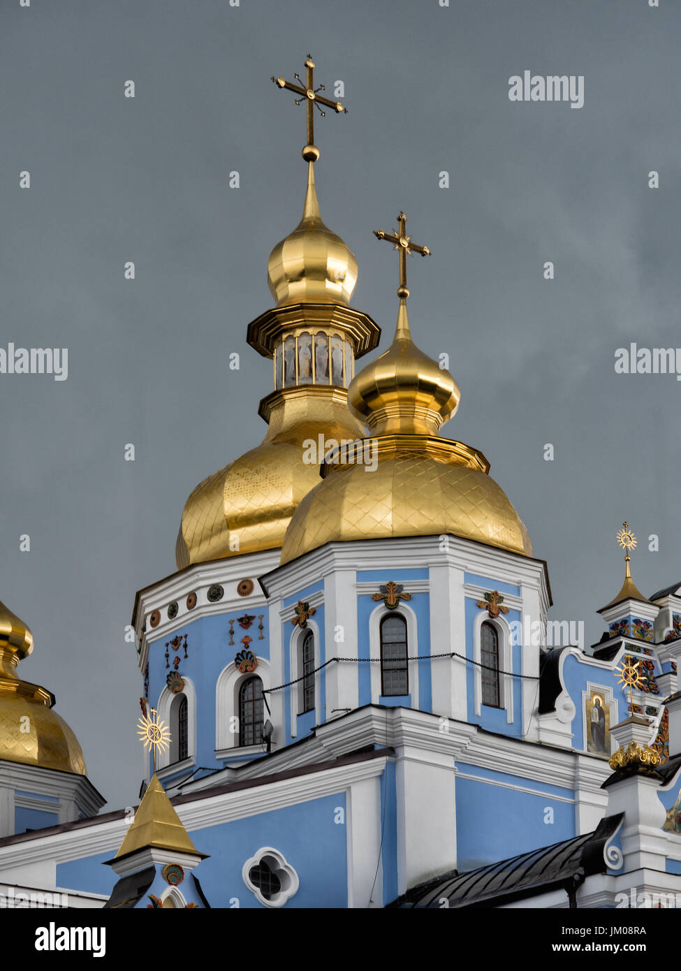 KIEW, UKRAINE - 10. JUNI 2016: Aus der Nähe der Goldenen Kuppeln von St. Michaels goldenes Kuppelkloster in Kiew (Kiew), Ukraine Stockfoto