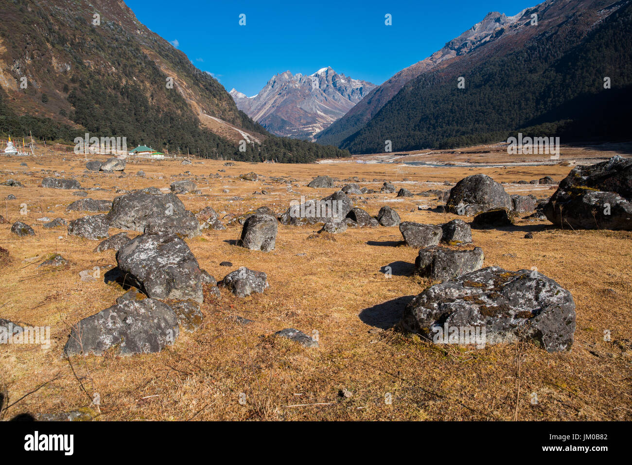 Berg Landschaftsblick auf Lachung, klare Wetter blauen Himmel Tag Zeit, Sikkim, Indien Stockfoto