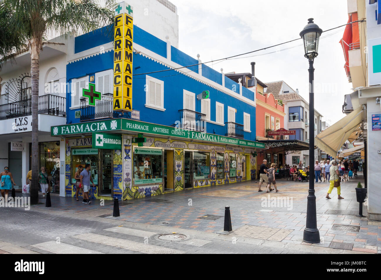 Fuengirola, Spanien-August 29. 2015: eine Apotheke-Shop in der Stadt. Die Stadt ist ein beliebtes Urlaubsziel. Stockfoto