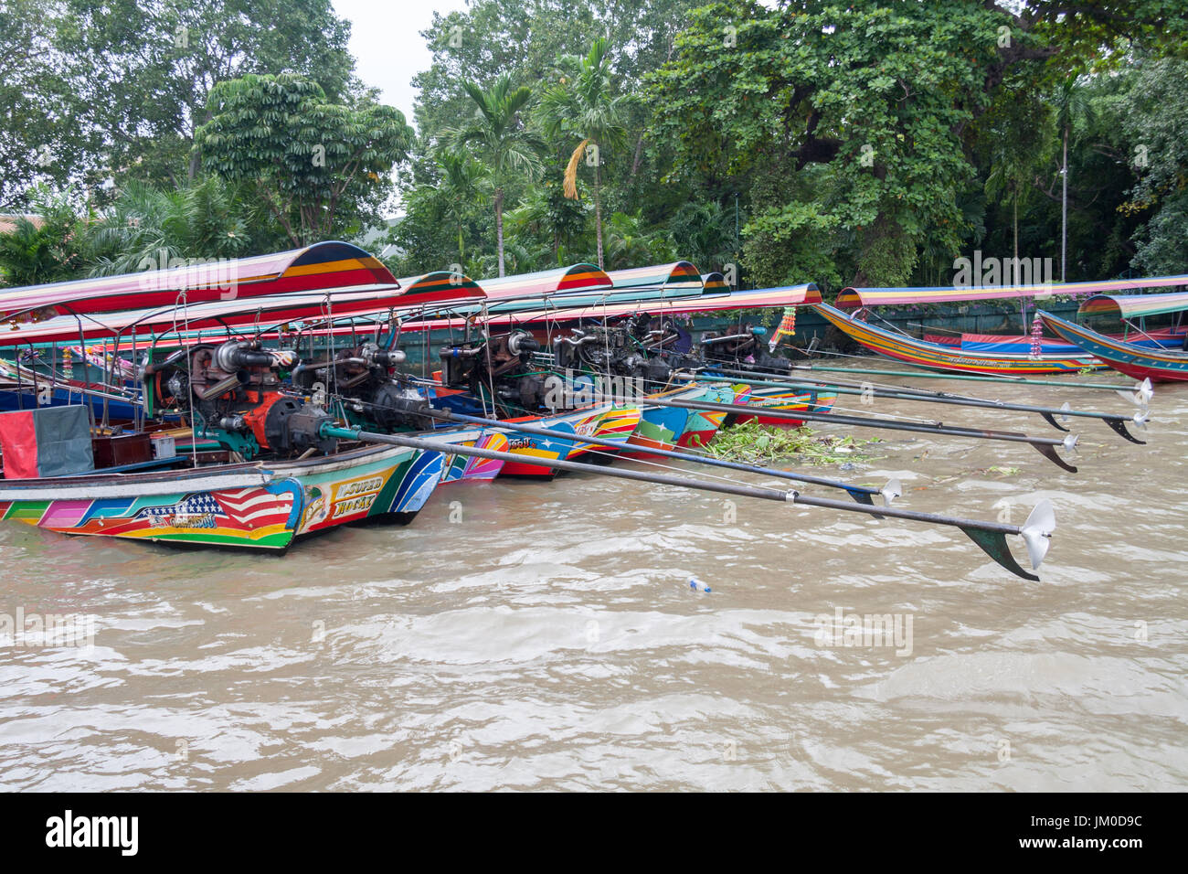 Lange tailed Boote auf dem Fluss Chao Phraya in Bangkok, Thailand Stockfoto