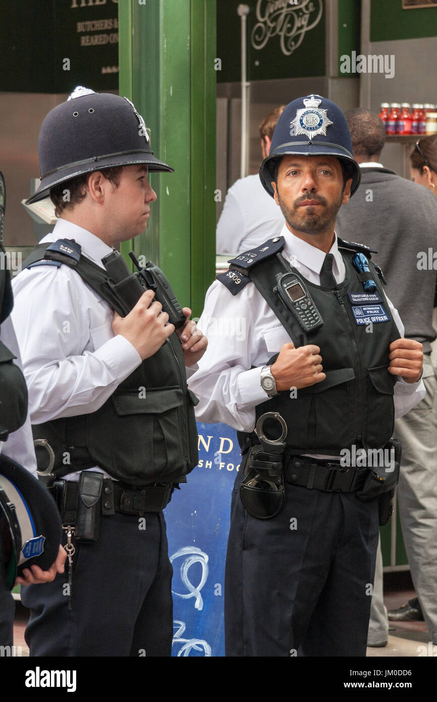 Polizisten im Dienst bei Borough Market, Southwark, London, England, Vereinigtes Königreich Stockfoto
