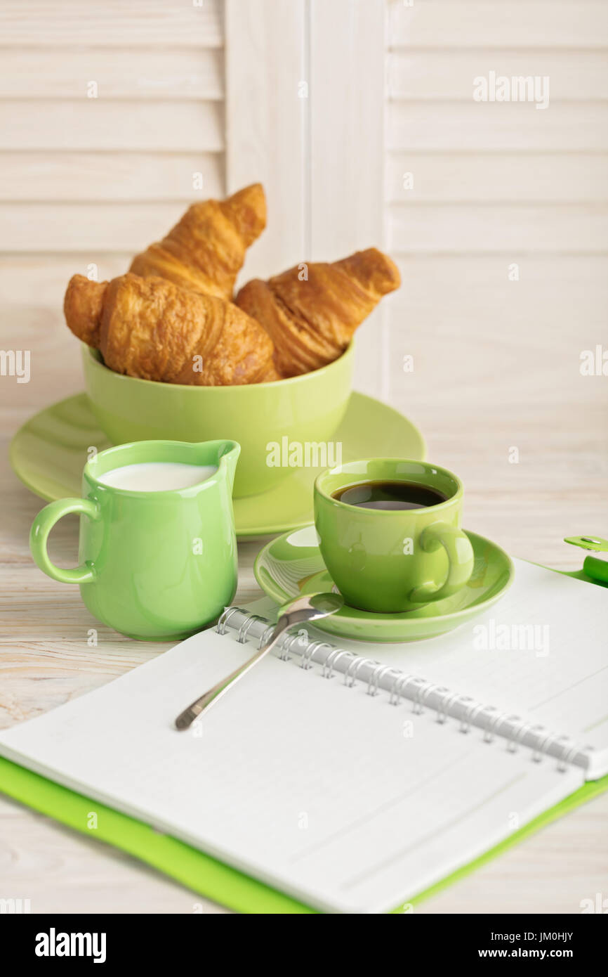 Kaffee mit Milch und Croissants und ein Notizblock. Selektiven Fokus. Stockfoto