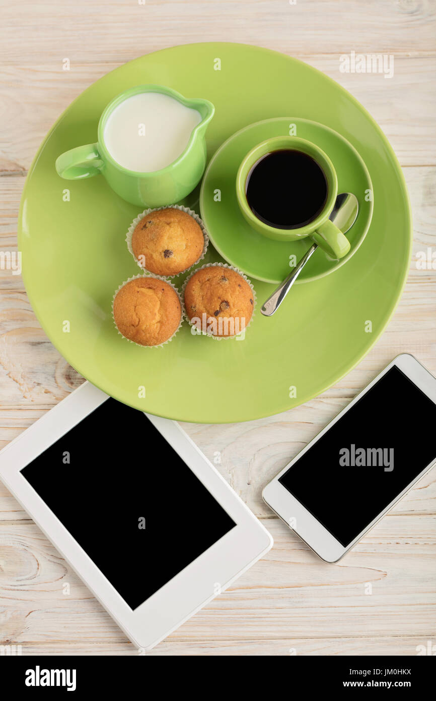 Kaffee mit Milch, Muffins, Smartphone und e-Book. Selektiven Fokus. Stockfoto