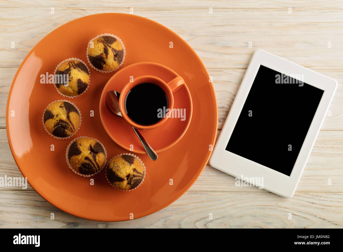 Kaffee mit Milch, Muffins und e-Book. Selektiven Fokus. Stockfoto