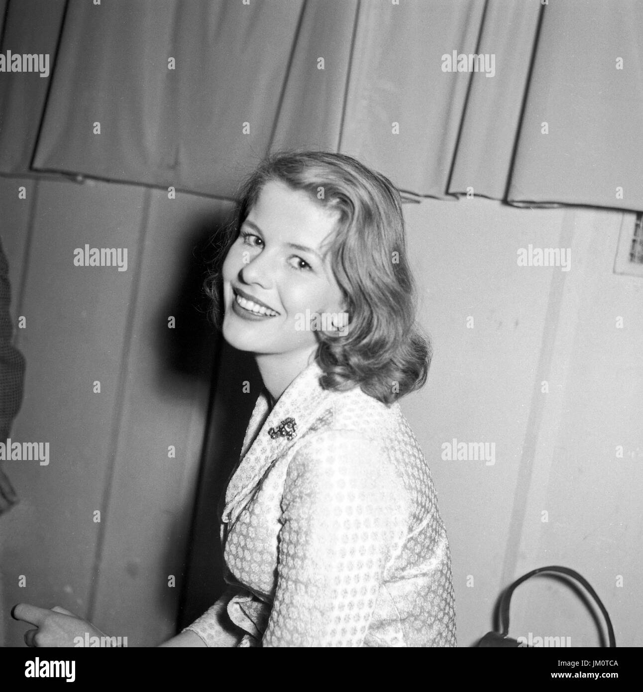 Eine Junge Frau Lächelt Hinter der Bühne in Die Kamera, 1950er Jahre Deutschland. Eine junge Frau lächelnd hinter den Kulissen an der Kamera, Deutschland der 1950er Jahre. Stockfoto