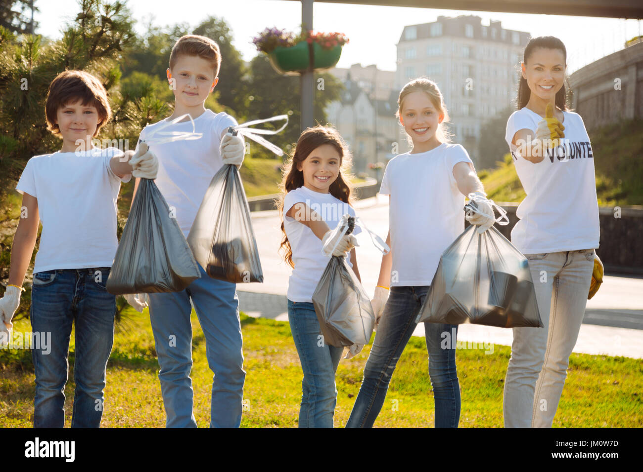 Unternehmungslustige Freiwilligen stolz gemacht Aufgabe Stockfoto