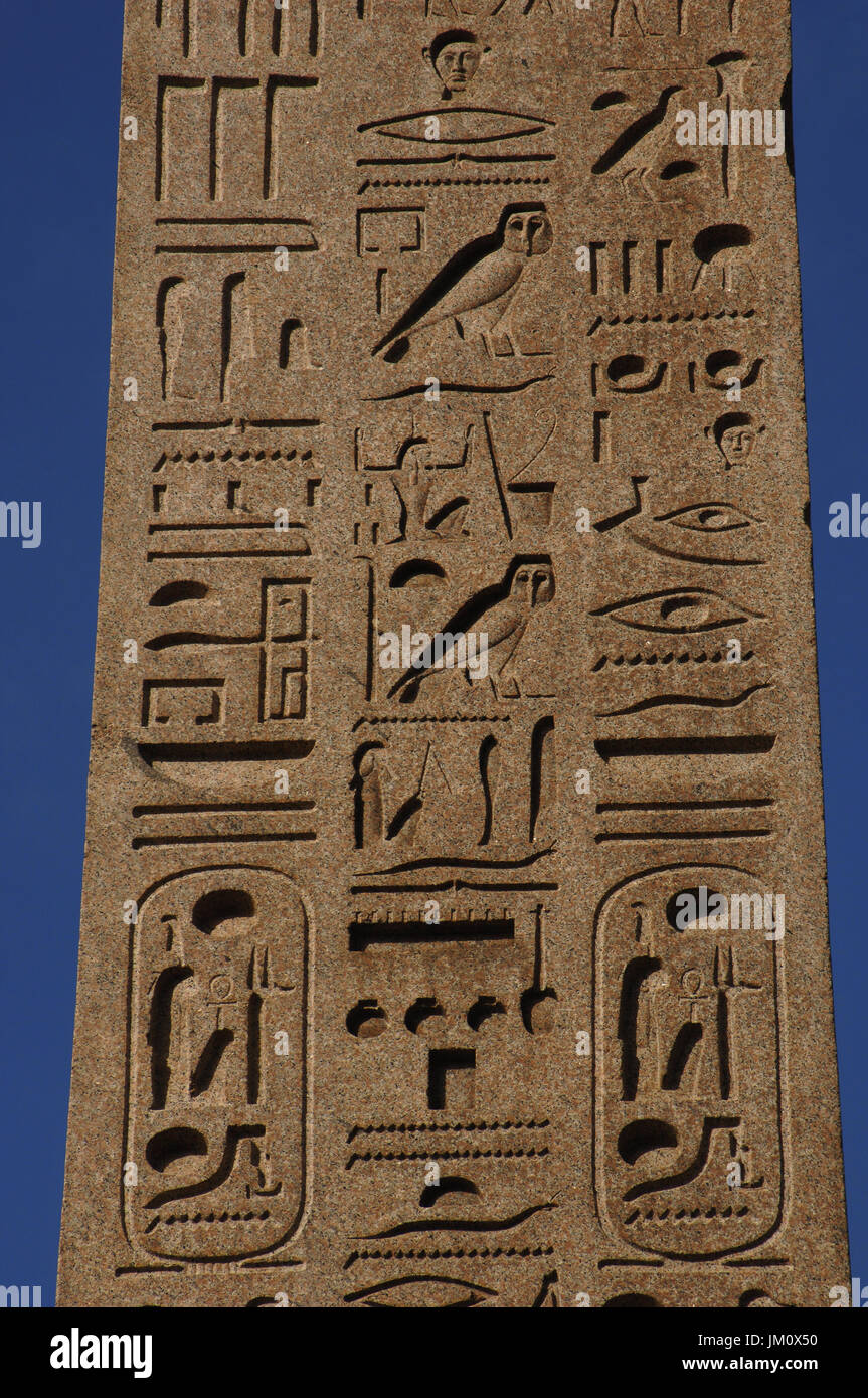 Italien. Rom. Piazza del Popolo. Flaminio Obelisk, ägyptischer Obelisk Ramses II von Heliopolis. Detail. Hieroglyphenschrift. Stockfoto