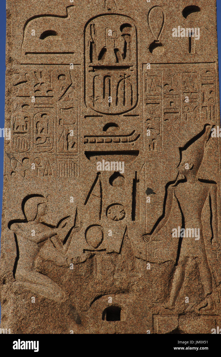 Italien. Rom. Piazza del Popolo. Flaminio Obelisk, ägyptischer Obelisk Ramses II von Heliopolis. Detail. Stockfoto
