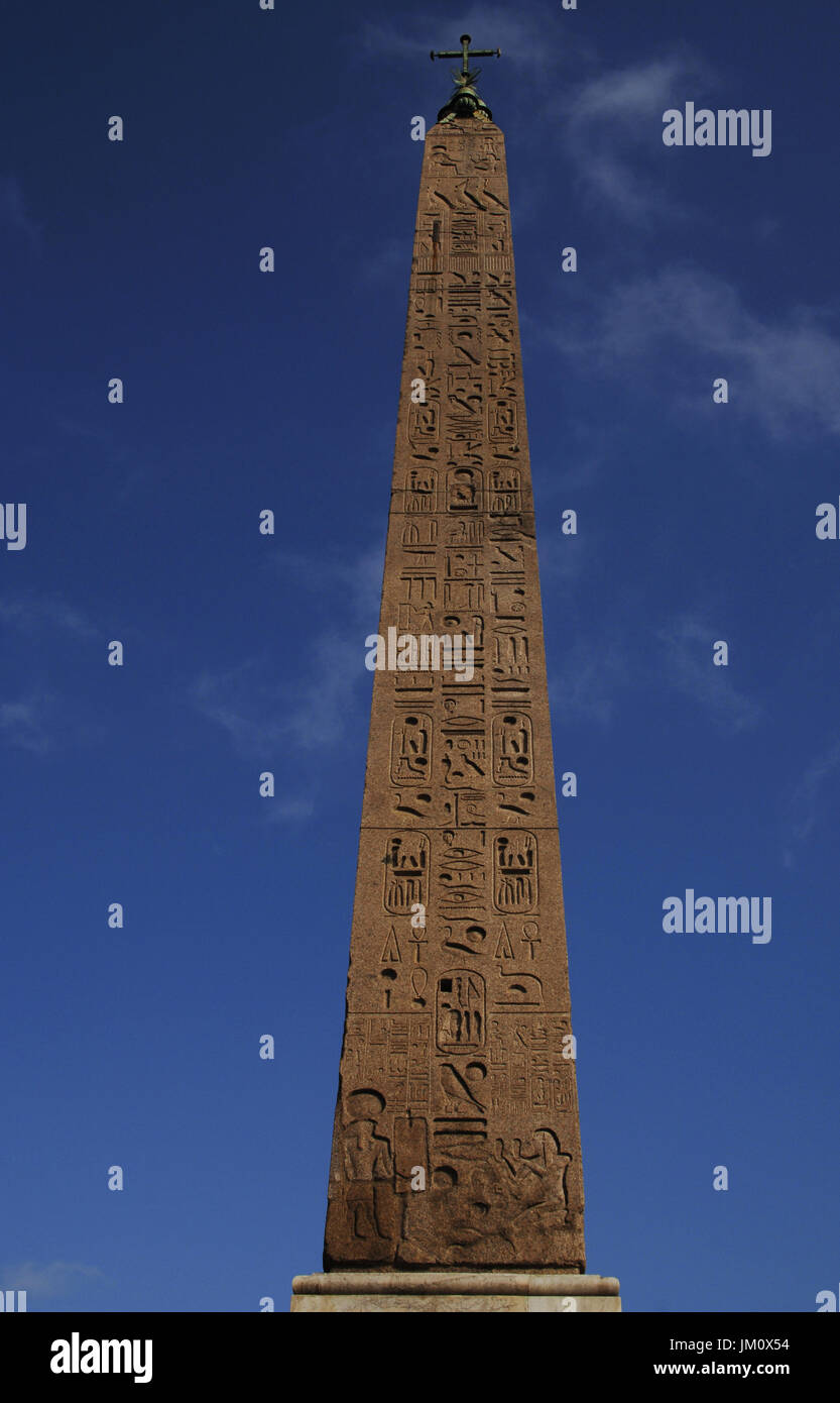 Italien. Rom. Piazza del Popolo. Flaminio Obelisk, ägyptischer Obelisk Ramses II von Heliopolis. Stockfoto