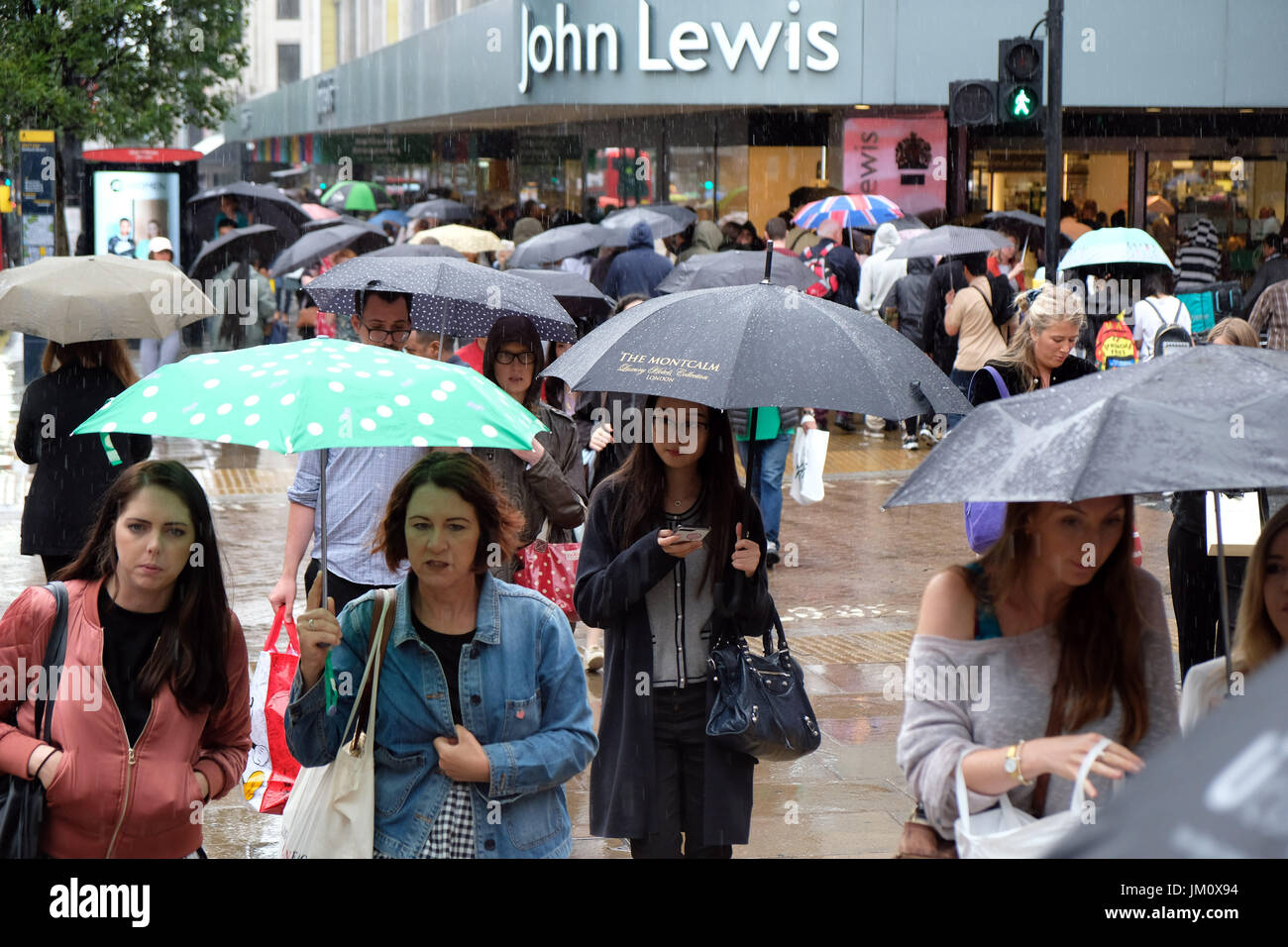 PIX zeigt: nasse Sommer in London. Regen geschlagene Shopper in der Oxford Street in der Nähe von John Lewis Shop.     Bild von Gavin Rodgers/Pixel 8000 Ltd Stockfoto