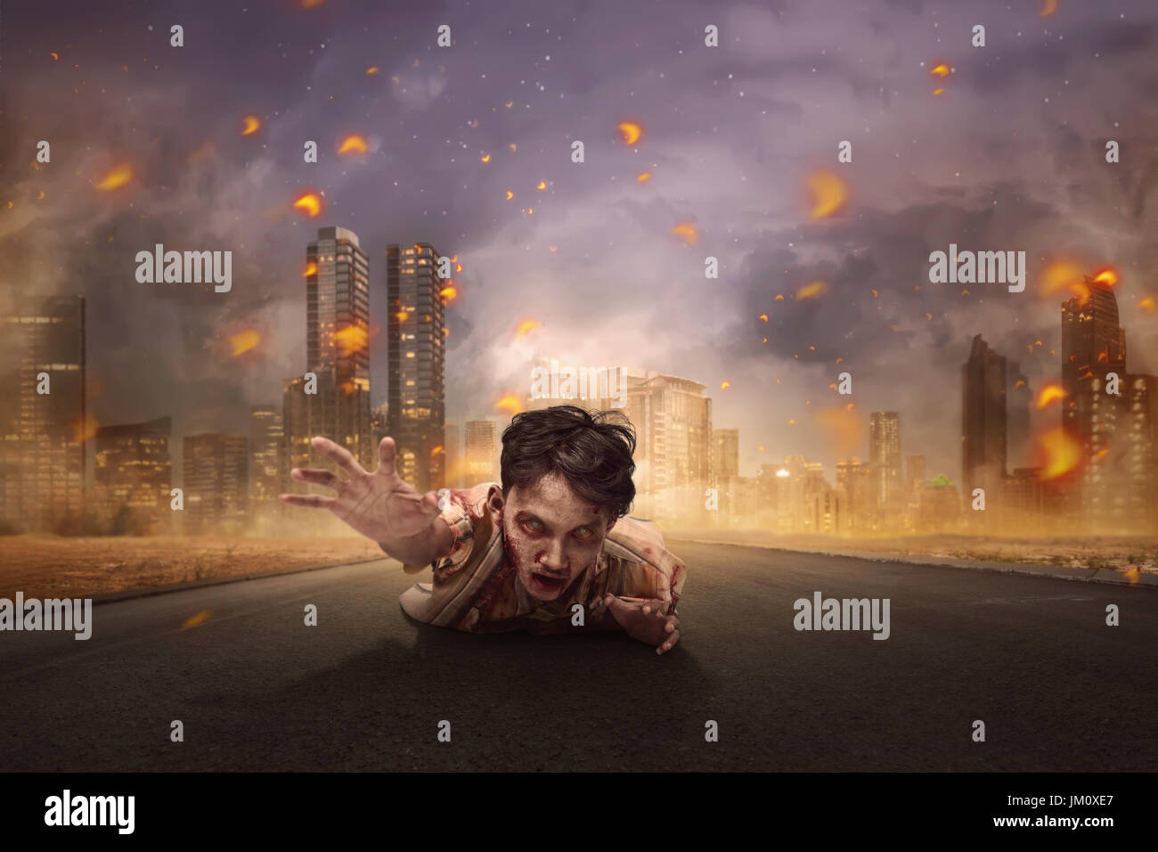 Aggressive asiatische blutiger Zombie Mann kriecht aus der Verbrennung von Stadt Stockfoto