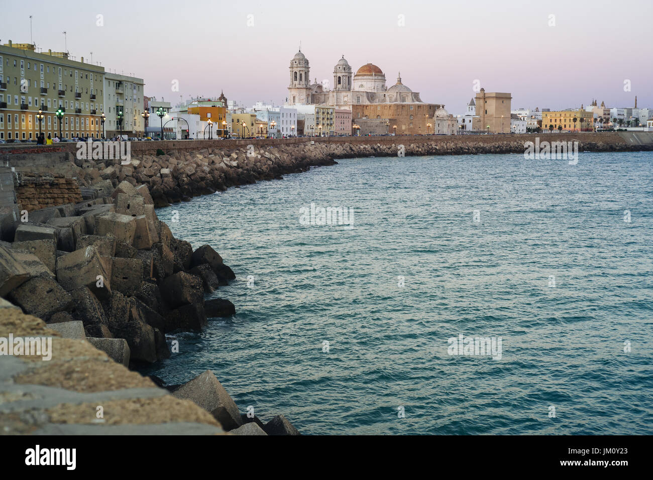 Sonnenuntergang über der wunderschönen Kathedrale von Cadiz, in Andalusien, Spanien Stockfoto