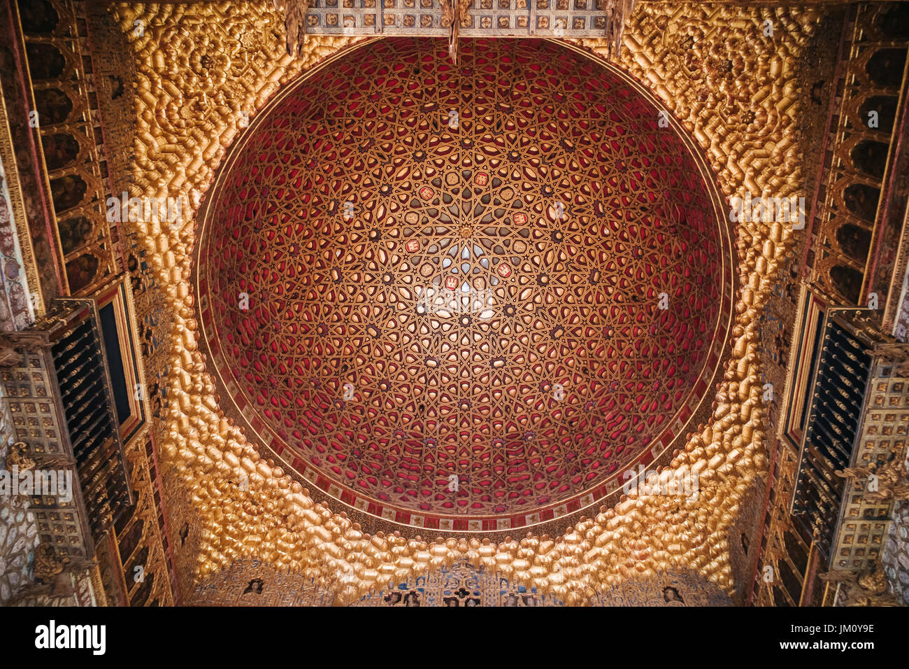 Erstaunliches Beispiel für die maurische Architektur in Sevilla Stockfoto