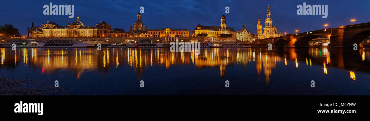 Dresden in die Elbe als Panorama spiegelt sich in der blauen Stunde Stockfoto