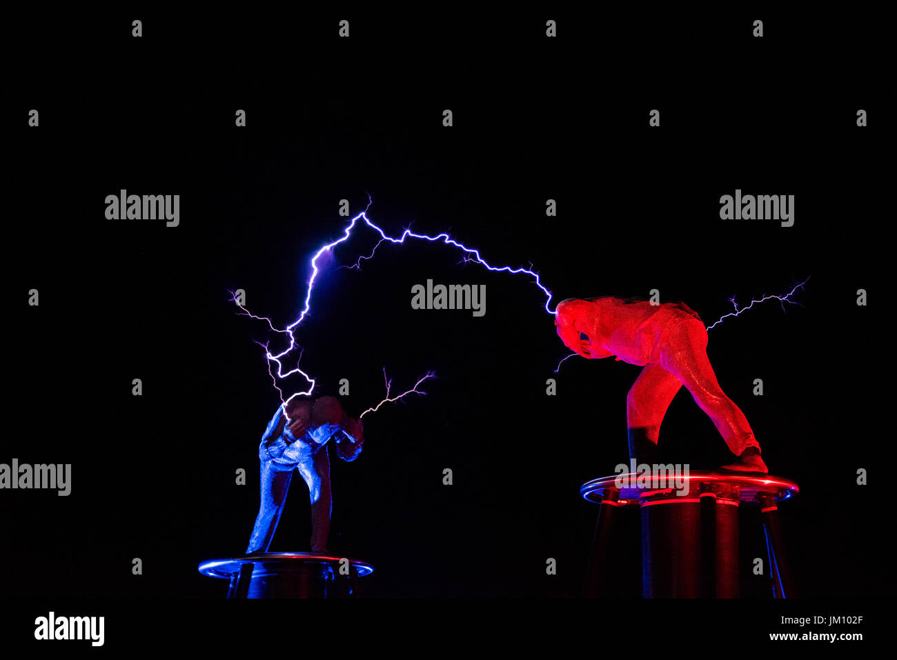 BONTIDA, Rumänien - 14. Juli 2017: Lords of Lightning Durchführung einen hohe Spannung Strom Kampf zeigen bei elektrischen Schlossfest Stockfoto