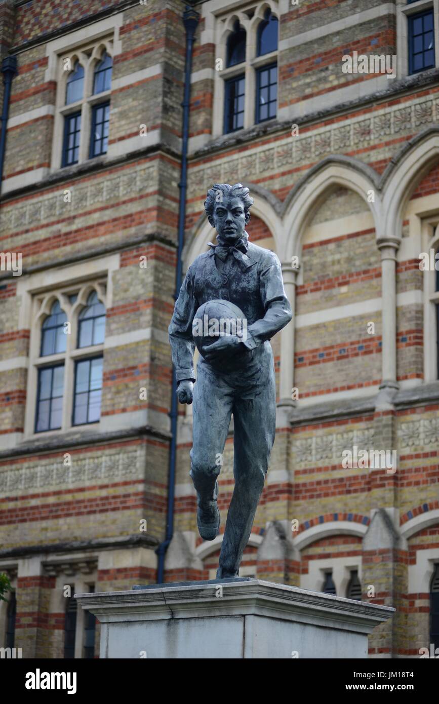 William Webb Ellis Statue außerhalb Rugby School in Warwickshire, aufgenommen im Juni 2017 Stockfoto