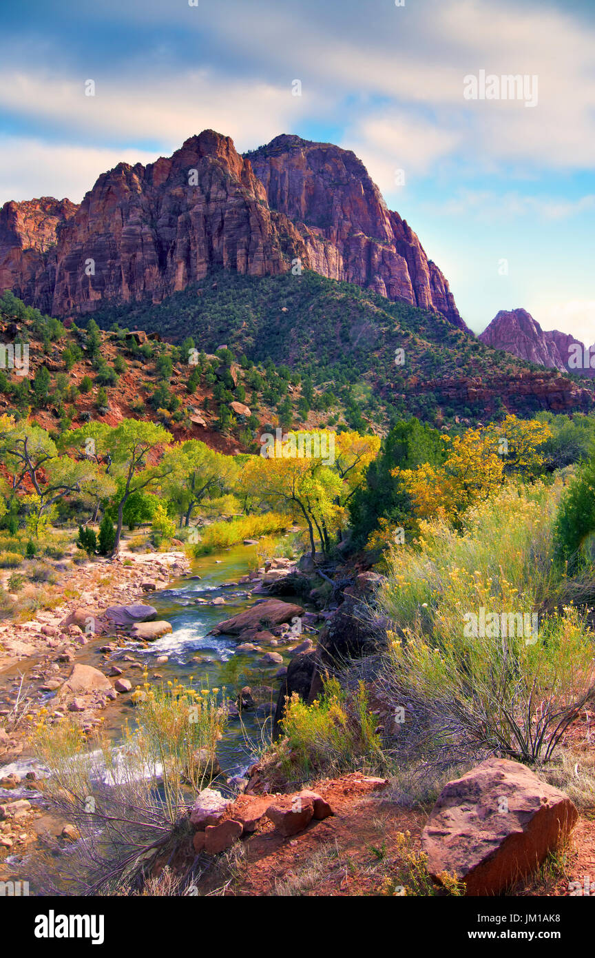 Eine Ansicht, die sich in den Herbst, der bergigen Landschaft des Zion National Park, Utah, USA Stockfoto Eine Ansicht, die sich in den Herbst, der bergigen Landschaft des Zion National Park, Utah, USA Stockfoto