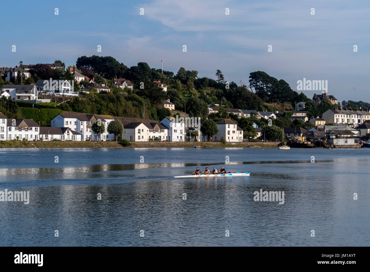 Vierer ohne Steuermann vier hintereinander entlang dem Fluß Torridge bei Bideford, Devon. Blick über zu Ost-The-Water. Rudern Crew. Stockfoto