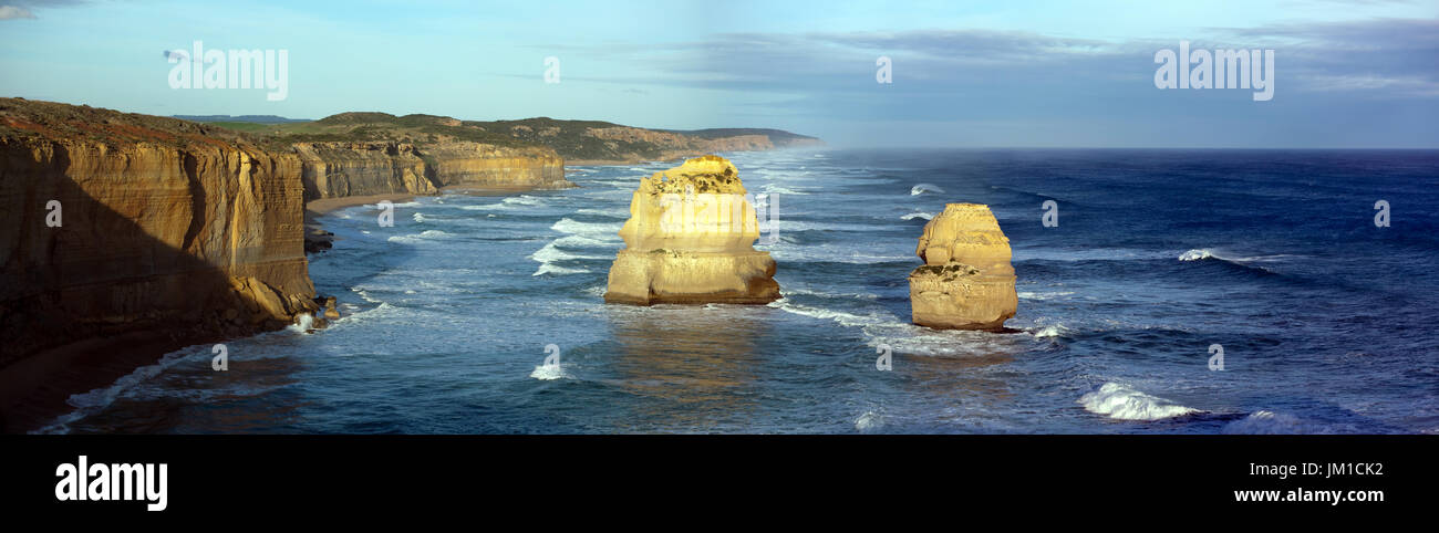 Foto-genähte Panoramabilder von zwei der zwölf Apostel, Port Campbell National Park, Victoria, Australia Stockfoto