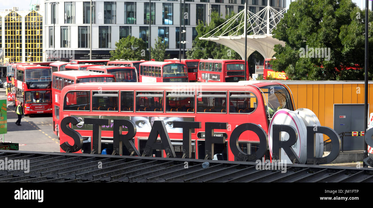 Stratford Busbahnhof vor Westfield Shopping Centre Pic von Gavin Rodgers/Pixel 8000 Ltd Stockfoto