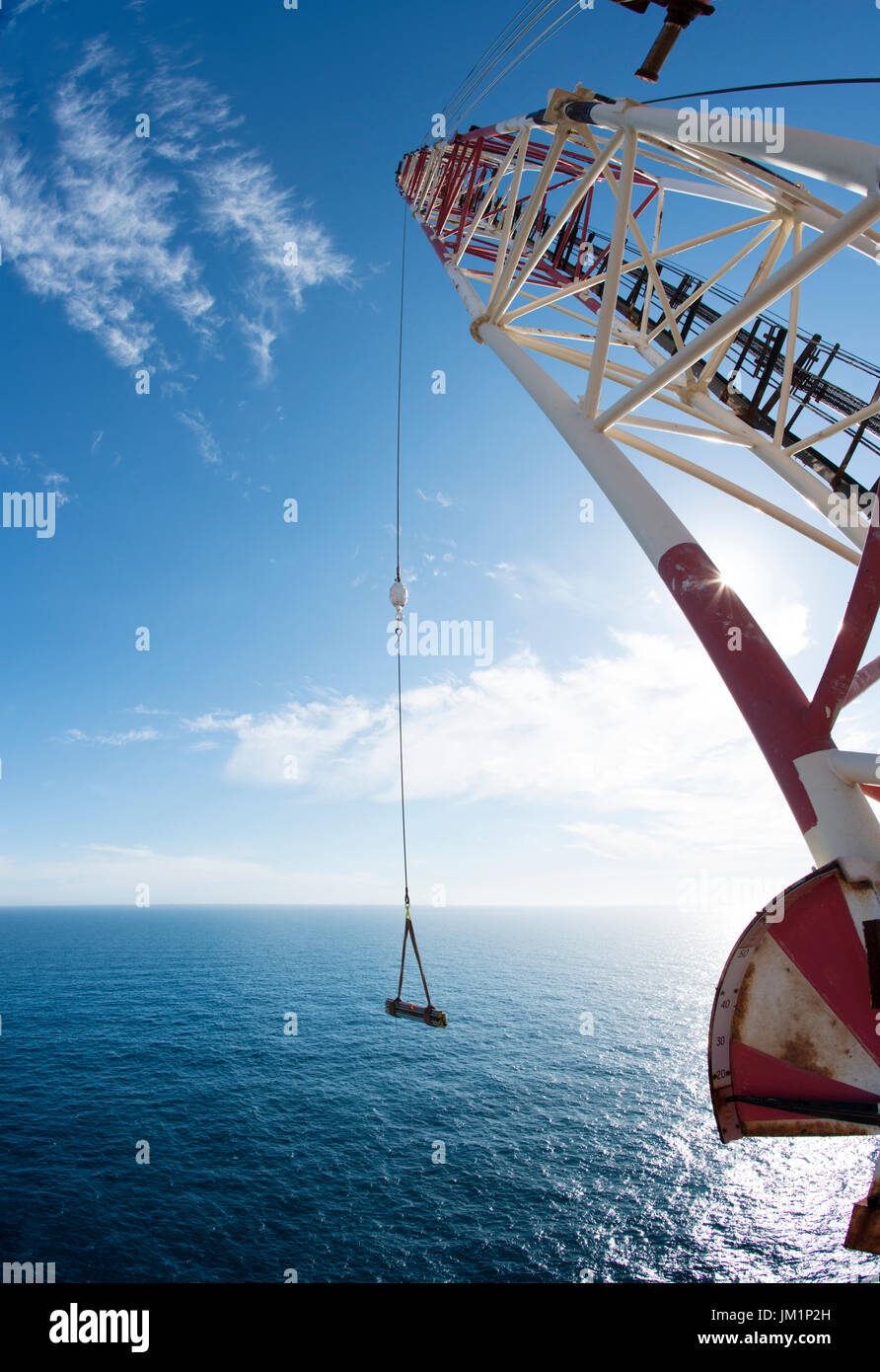 Kran Operationen auf einer Nordsee Öl- und Gasplattformen. Credit: LEE RAMSDEN/ALAMY Stockfoto