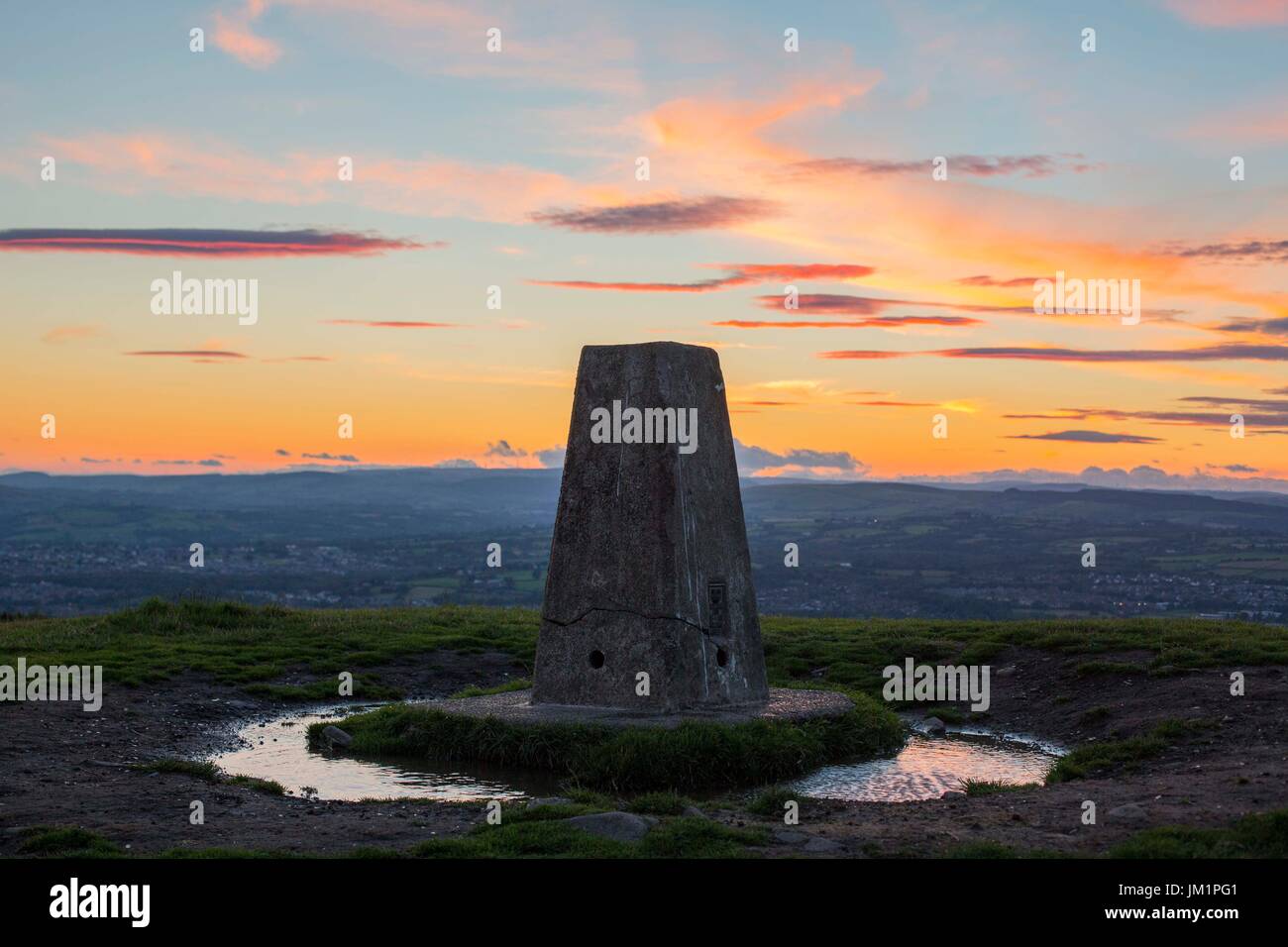 Sicht oder 'trigonometrischen Säule" auf Garth Hill, Pentyrch, in der Nähe von Cardiff, Wales, UK bei Sonnenuntergang. Stockfoto