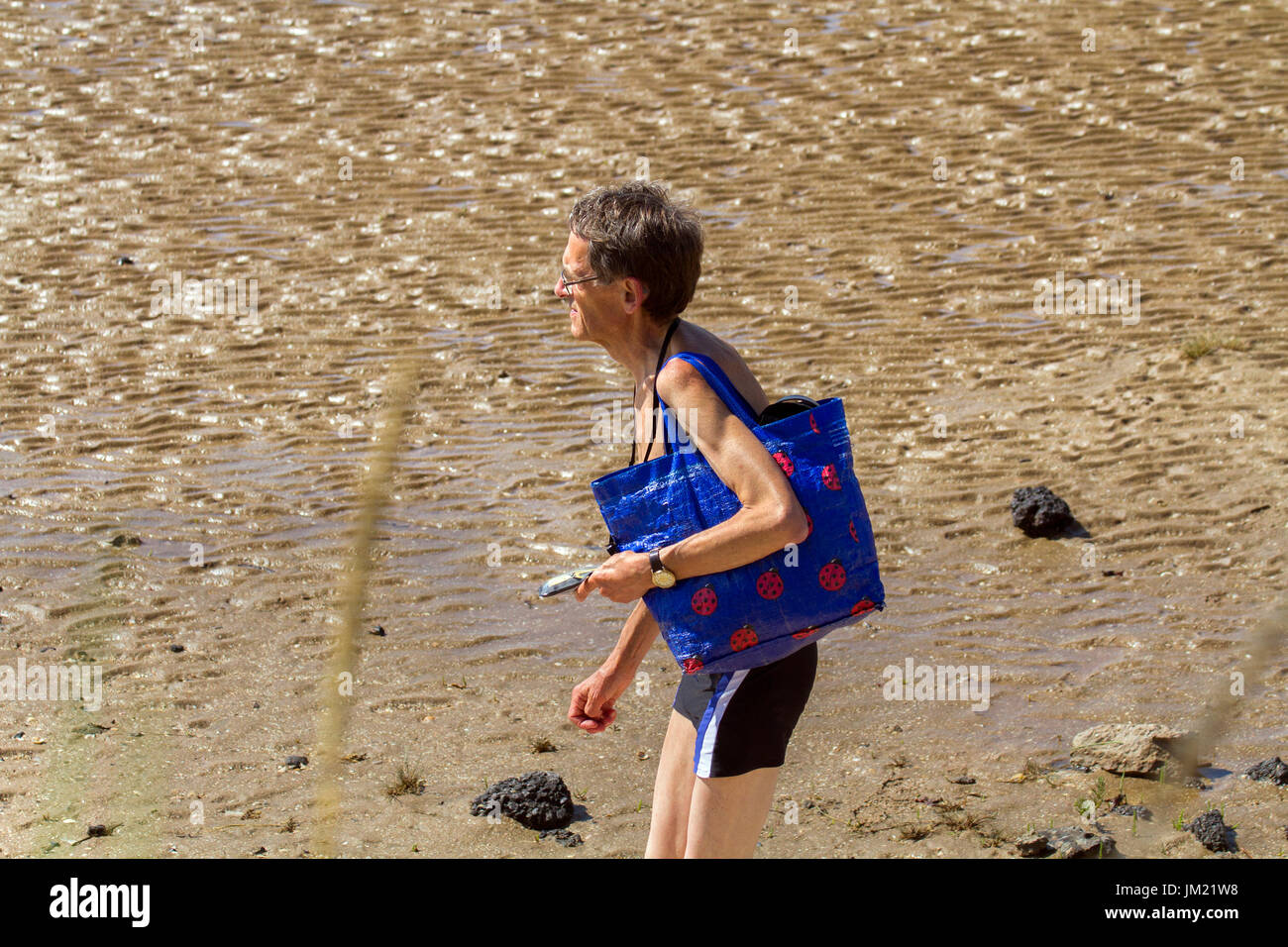 Ältere Athleten in Southport, Merseyside, UK. Southport, Merseyside. UK Wetter. Sonne bricht durch am frühen Nachmittag, als Touristen, Jogger und Spaziergänger genießen Sie leichte Übung entlang der Strandpromenade. An einem klaren Tag der Blick über das Ribble Estuary nach Blackpool und der Lake District ist atemberaubend. Kredit; MediaWorldimages/AlamyLiveNews Stockfoto