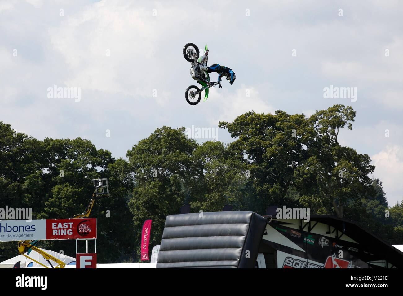 Brockenhurst, Hampshire, UK. 25. Juli 2017. Der erste Tag der New Forest & Hampshire Country Show als Tausende erwartet die Veranstaltung über drei Tage stattfindet. Jamie Squibb Freestyle Motocross anzeigen erreichen Höhen von mehr als 40 ft während eine 60 ft-Lücke löschen. Bildnachweis: Carolyn Jenkins/Alamy Live-Nachrichten Stockfoto