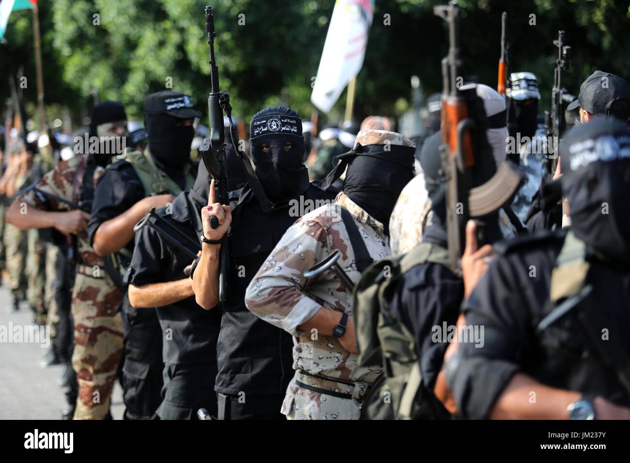 Gaza-Stadt, Gazastreifen, Palästinensische Gebiete. 25. Juli 2017. Palästinensische Kämpfer aus verschiedenen lokalen Gruppierungen beteiligen sich an einer Militärparade gegen Israel in Gaza-Stadt am 25. Juli 2017 Credit: Ashraf Amra/APA Bilder/ZUMA Draht/Alamy Live News Stockfoto