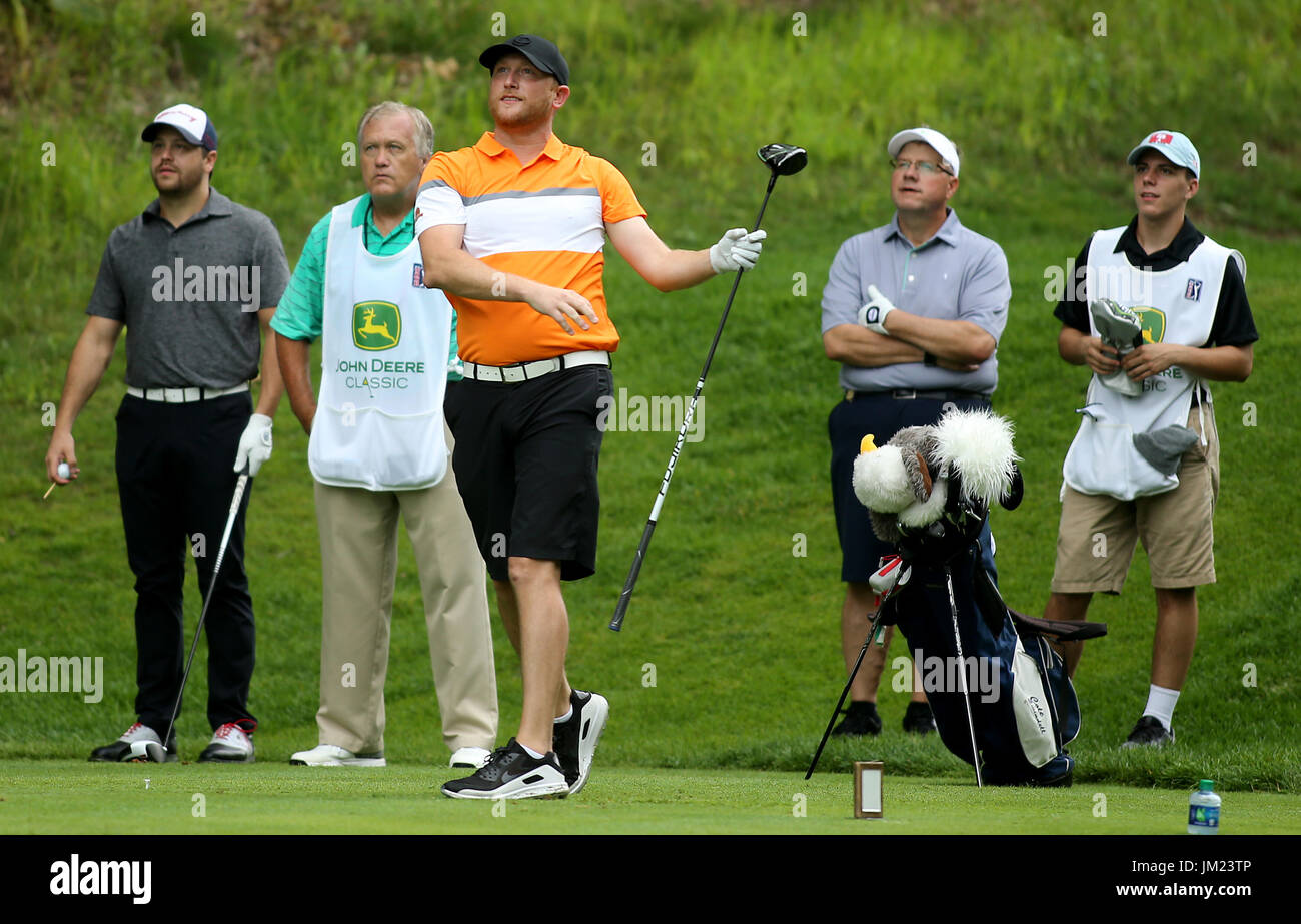 Silvis, Iowa, USA. 12. Juli 2017. Country Music Performer Cole Swindell Uhren seinen Abschlag Kurve rechts auf dem sechsten Loch, Mittwoch, 12. Juli 2017, während die John Deere Classic pro-am in TPC Deere Run in Silvis. Bildnachweis: John Schultz/Quad-Stadt-Zeiten / ZUMA Draht/Alamy Live News Stockfoto