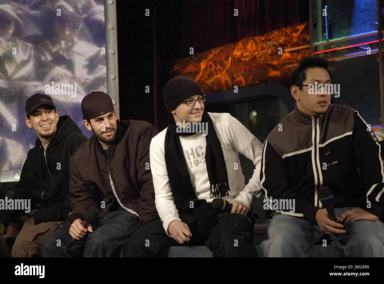 New York, NY, USA. 25. Juli 2017. Chester Bennington, Mike Shinoda, Brad Delson und Joe Hahn von Linkin Park auf Fuse'sIMX Show bei Sicherung der IMX Studios, Penn Plaza, 4. Dezember 2003, New York, NY Retrospektive für Chester Bennington von Linkin Park Retrospektive, New York, NY 25. Juli 2017. Bildnachweis: Kristin Callahan/Everett Collection/Alamy Live-Nachrichten Stockfoto