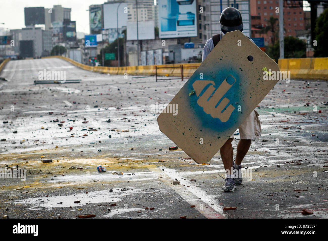 Caracas, Venezuela. 26. Mai 2017. Aktivisten der Opposition Zusammenstoß mit der Polizei während einer Demonstration gegen den venezolanischen Präsidenten Maduro. Die venezolanische Regierung und der Opposition zugeben, dass gewalttätige Proteste, die das Land seit fast zwei Monaten ergriffen haben außer Kontrolle, und Analysten warnen, dass sie ein zweischneidiges Schwert sein könnten, das noch mehr Unruhe auslösen könnten. Bildnachweis: Elyxandro Cegarra/ZUMA Draht/Alamy Live-Nachrichten Stockfoto